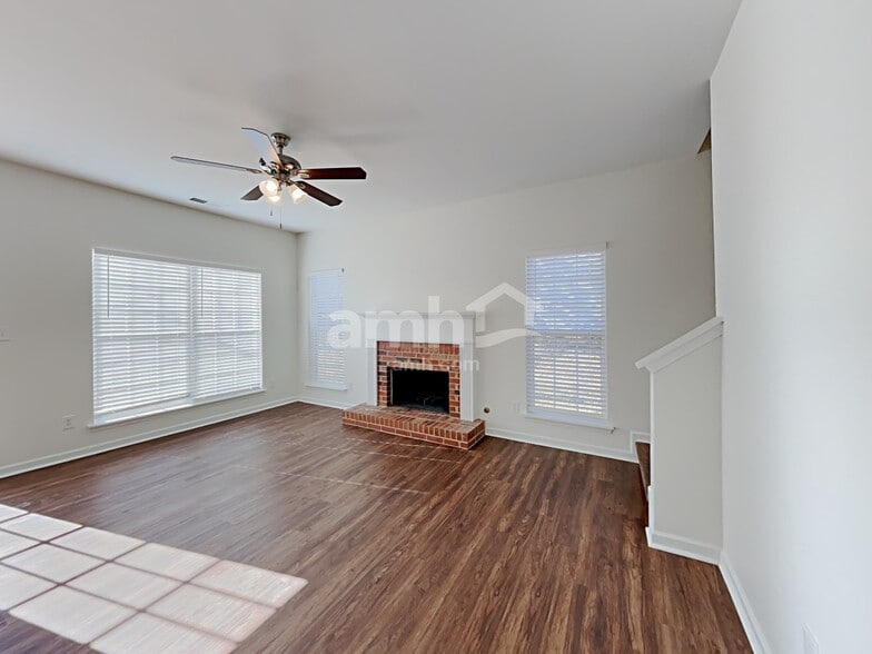 Building Photo - 2026 Oakbluff Way SW