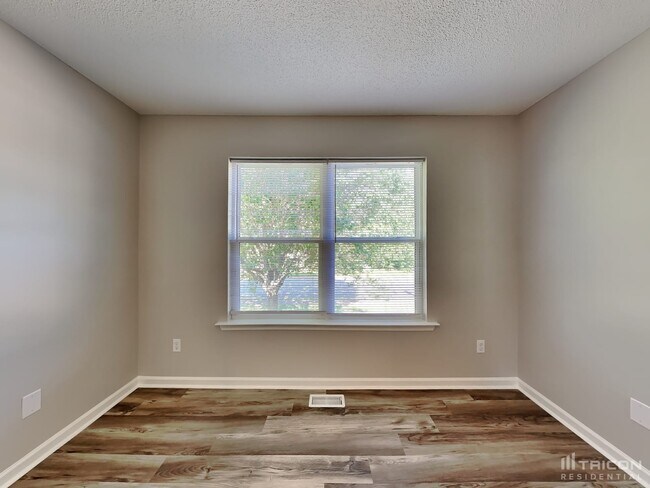 Building Photo - 2425 Saluda Dr