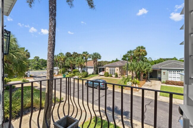 Building Photo - 3 bedroom/ 2.5 bathroom in Destin, FL!