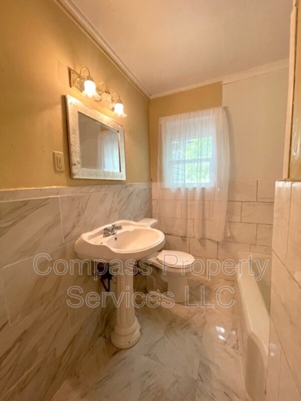 Building Photo - 2714 Windsor Ave