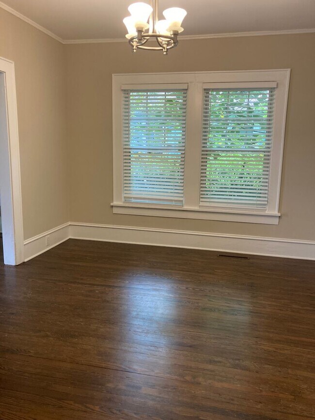 Building Photo - Spectacular Bungalow, Right Outside Uptown!