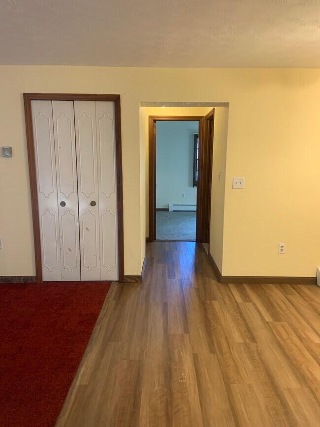 Building Photo - 1166 Middle Tpke W