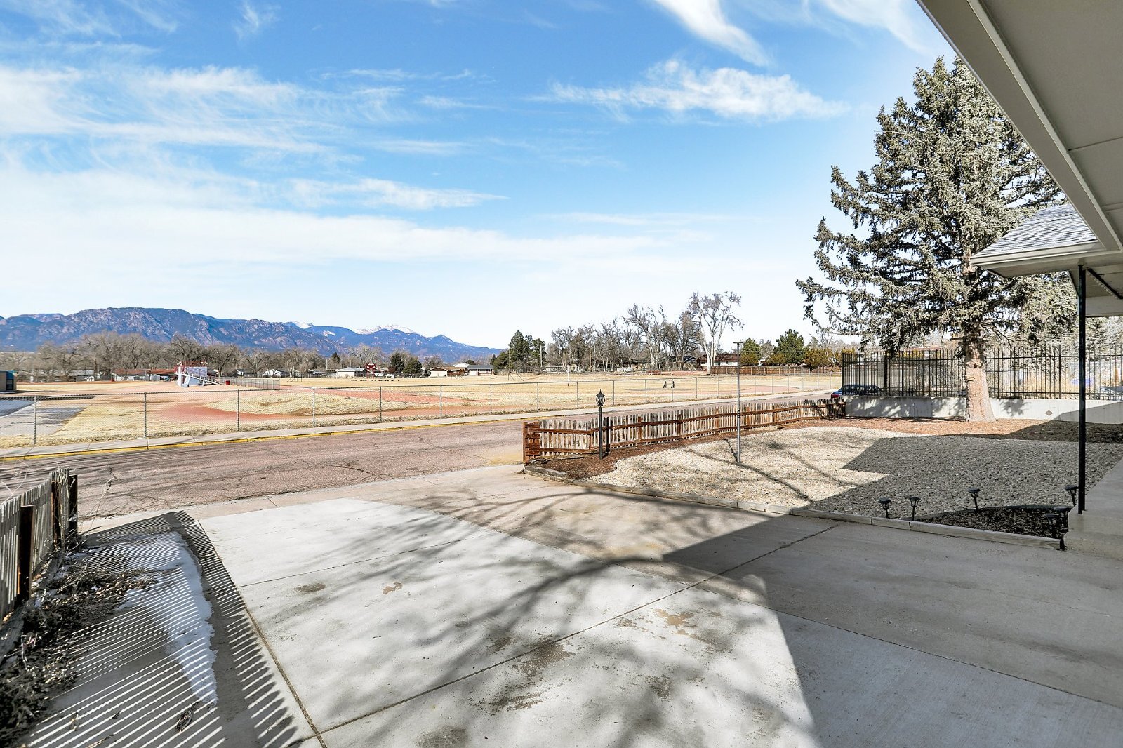 Building Photo - Spacious 3-Bed Gem in Halliday