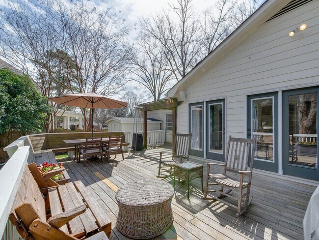 Building Photo - 3221 Sunset Dr