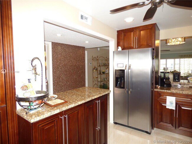 Building Photo - 1523 E Hillsboro Blvd