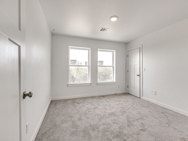 Building Photo - 341 E 7th St
