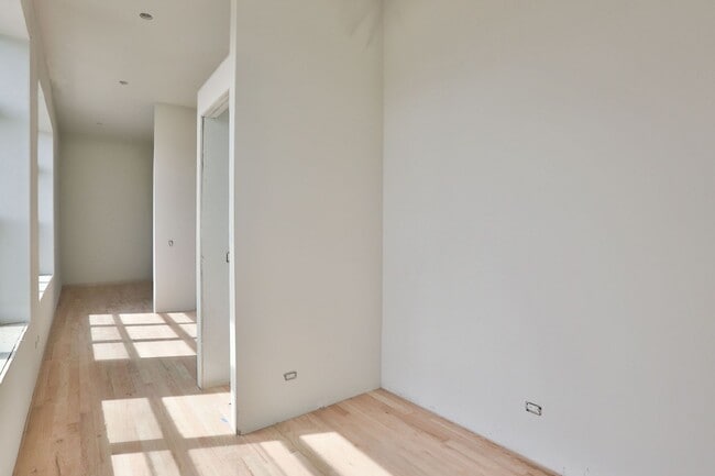 Building Photo - Brand New Jr 1 Bed in Wicker Park. 12' Ceilings. Huge Windows, Elevator Building. Roof Deck. Free...