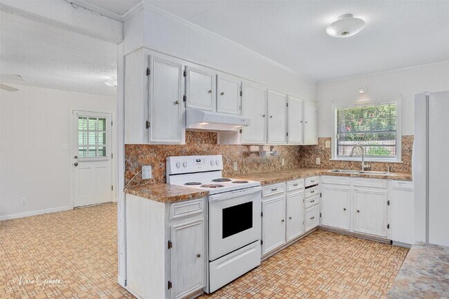 Building Photo - "Charming 2-Bedroom Retreat with Spacious ...