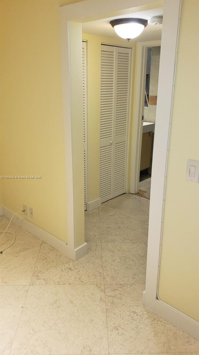 Building Photo - 1100 NE 1st Ct