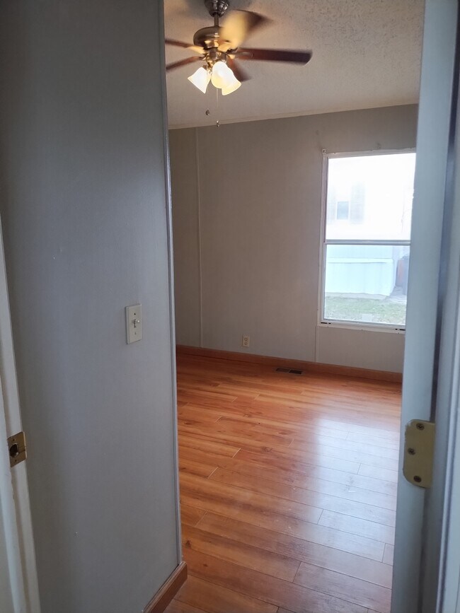 Building Photo - 719 Golden Point