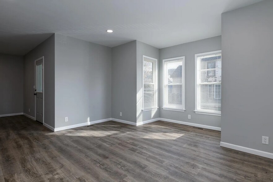 Building Photo - 318 Bronson St