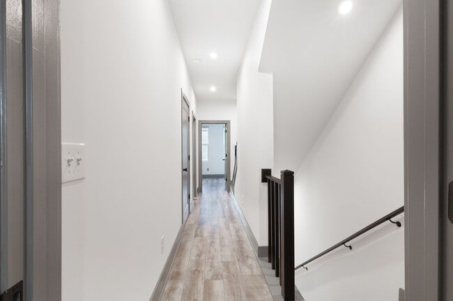 Building Photo - Beautiful 2bd/2.5ba Contemporary Townhome ...