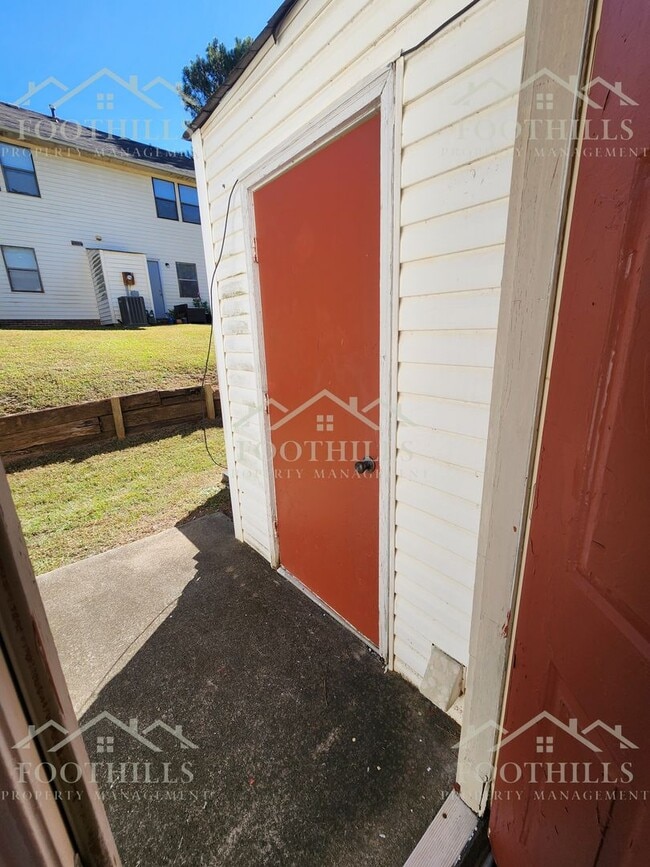 Building Photo - Beautiful 2-Bed Townhome with Storage and ...