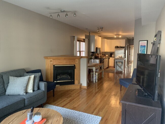 Living room/dining area - 939 N Fairfield Ave