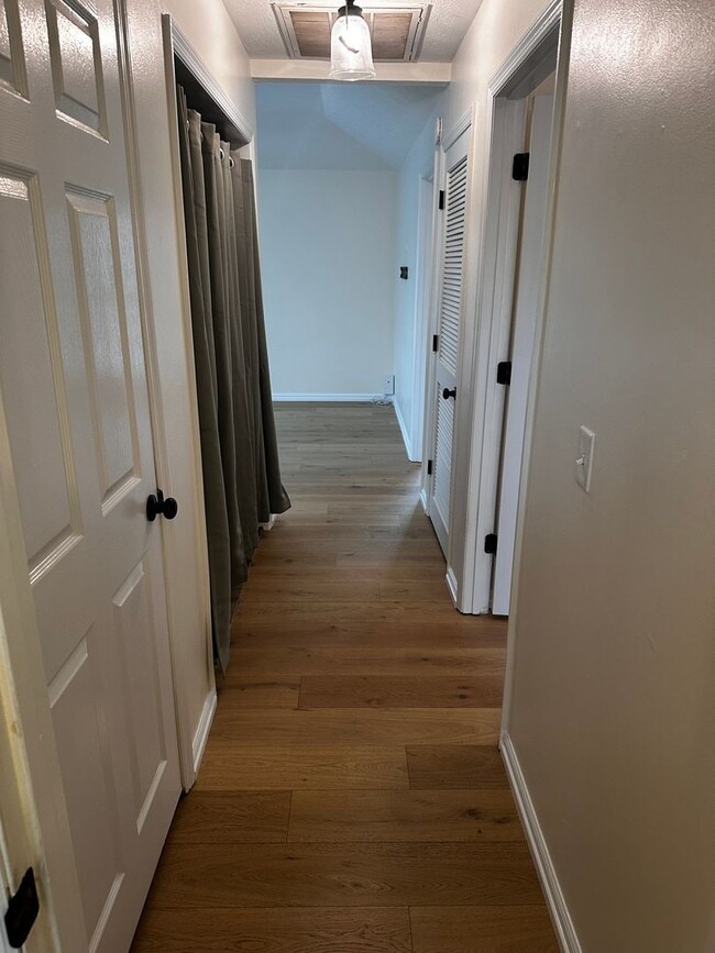 Building Photo - Sylvan Heights Renovated Two Bedroom