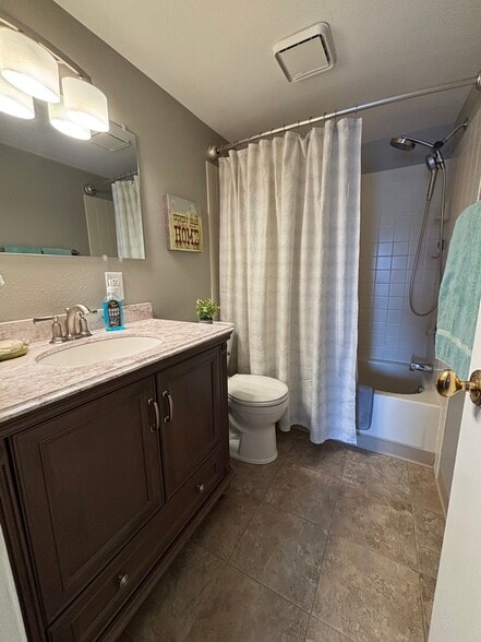 En-suite master bath - 703 N 29th St