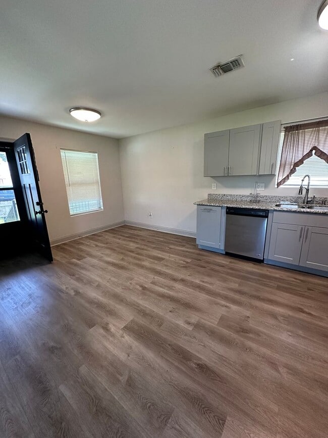 Building Photo - 1406 Memory Ln