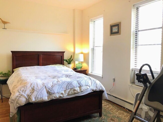 Building Photo - 496 Pavonia Ave