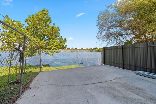 Building Photo - 365 NW 109th Ave