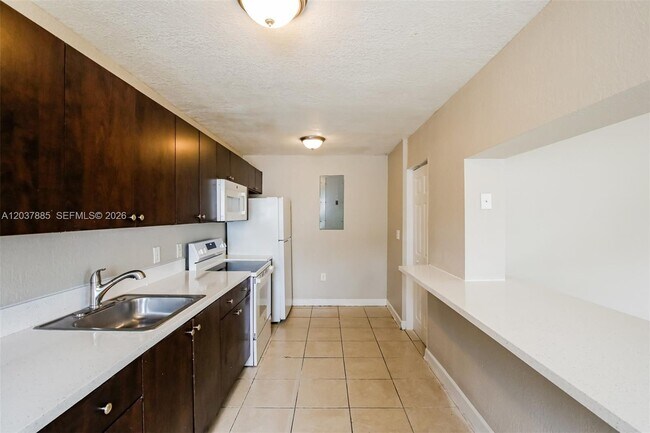 Building Photo - 5980 NW 24th Ct