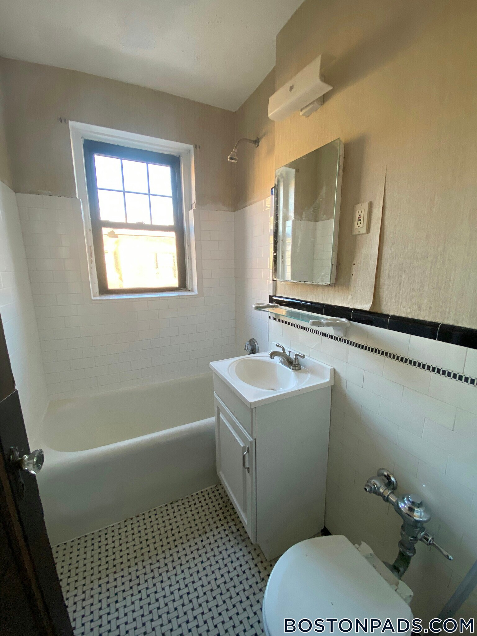 Building Photo - 349 Pleasant St