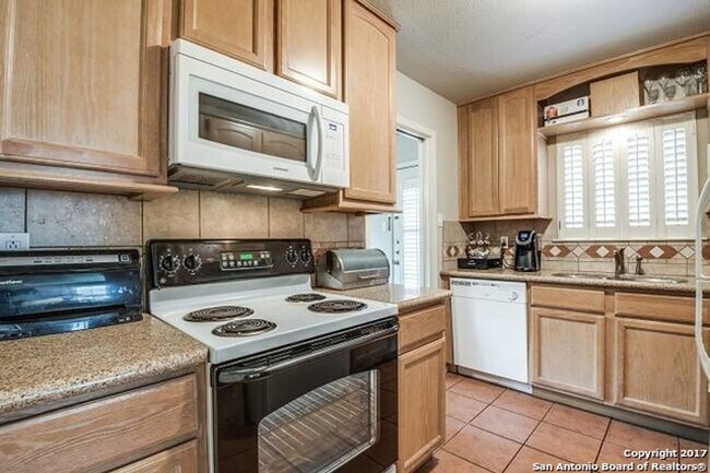 Building Photo - 2-BEDROOM ALAMO HEIGHTS DUPLEX