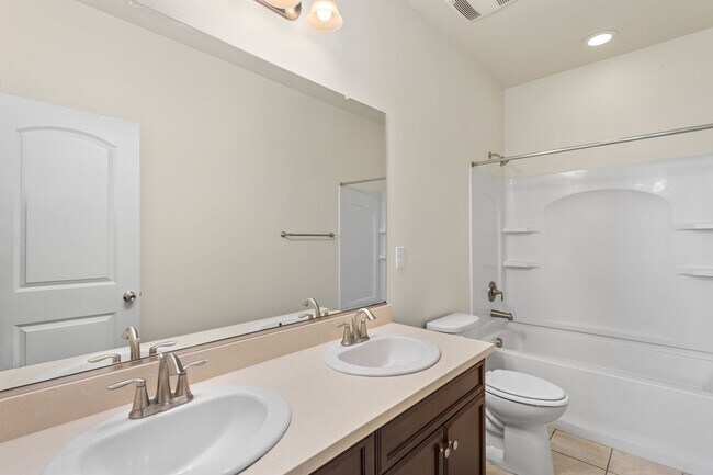 Building Photo - Gorgeous home in Roseville!