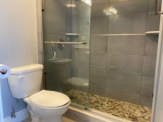 Building Photo - 714 Executive Center Dr