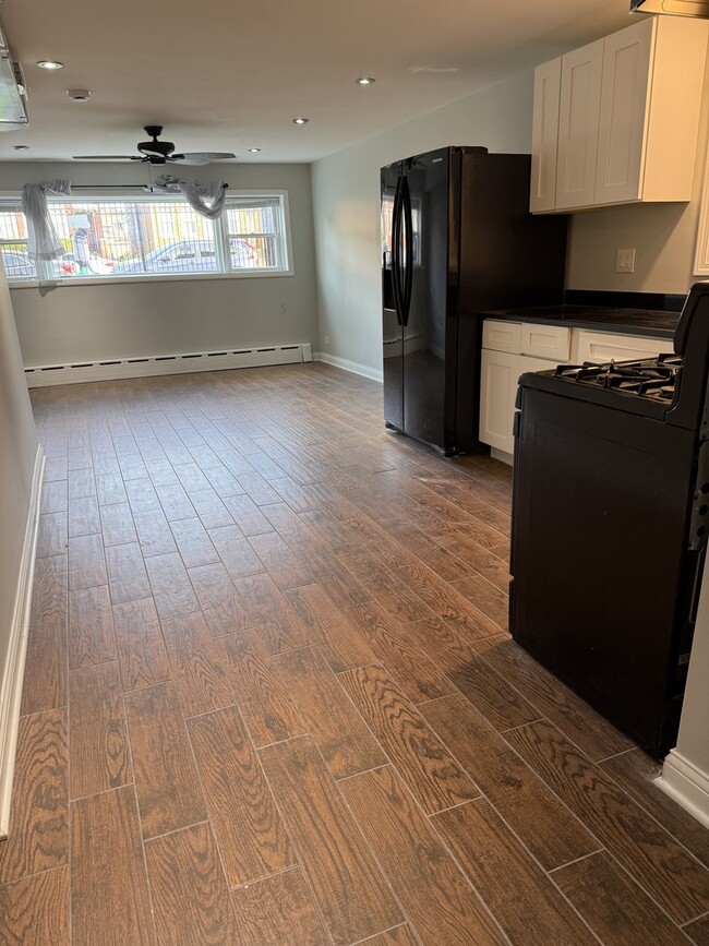 Building Photo - 1648 N McVicker Ave