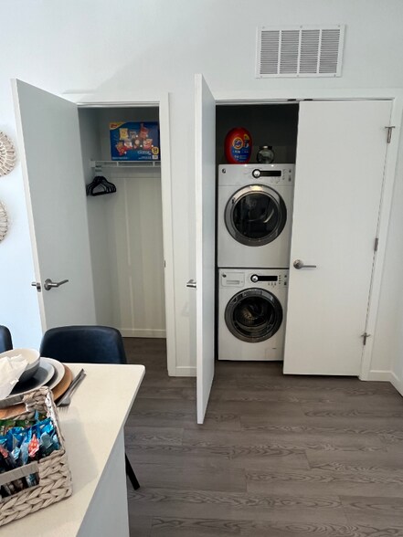 Building Photo - 2180 S Colorado Blvd