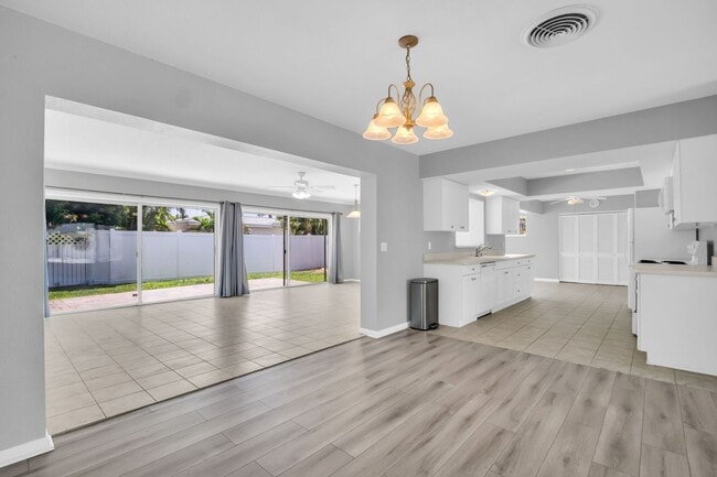 Building Photo - MAXIMO MOORINGS 3/2/2 HOME NEAR ST. PETE B...