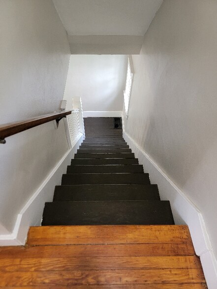 Building Photo - 2112 Ravenwood Ave