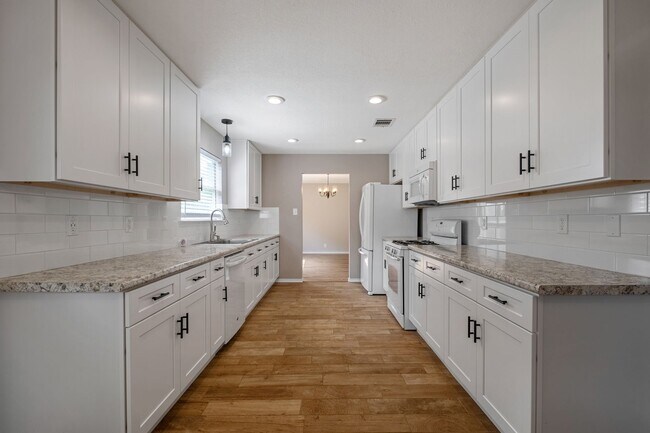 Building Photo - Stunning 4 Bedroom, 2.5 Bath Home in Block...