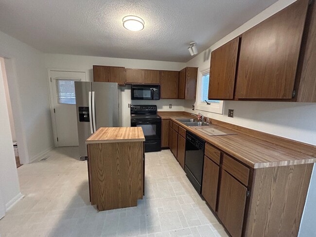 Building Photo - Free Rent Offer! Charming 3BD/2BA Ranch home in North Raleigh with fenced yard and quiet neighbor...