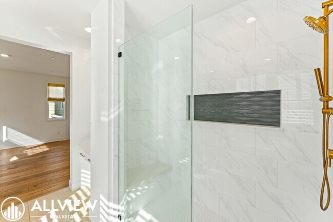 Building Photo - *Limited Move In Special! $1,000 Off First...