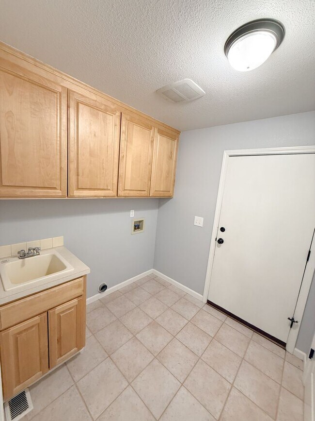 Building Photo - 4 Bedroom, 2 Bath in Pine Grove