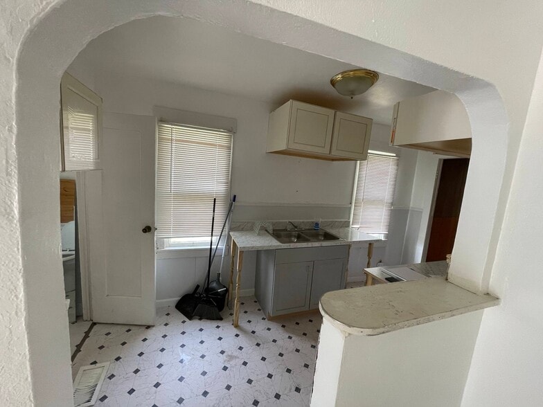 Building Photo - 1764 E Johns Ave