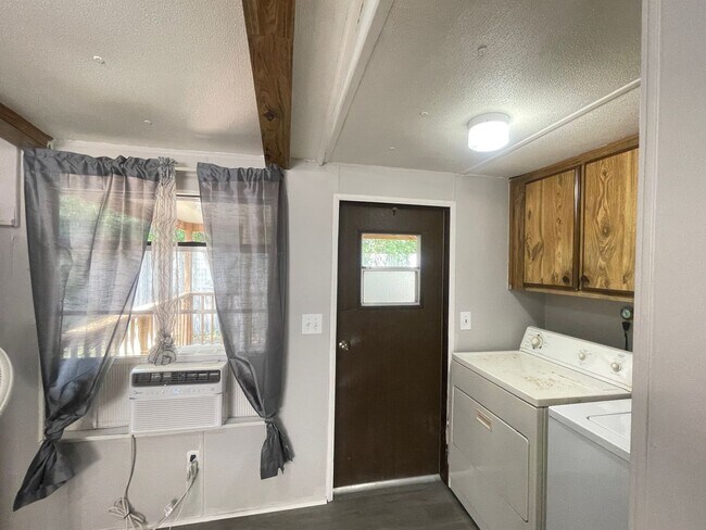 Building Photo - Lovely Home is Quiet Southwest Jacksonvill...