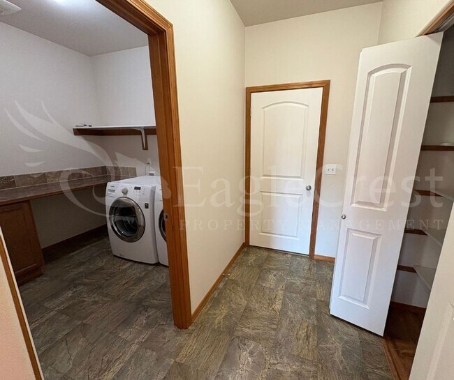 Building Photo - Three Bedroom, Two Bathroom House in Chape...