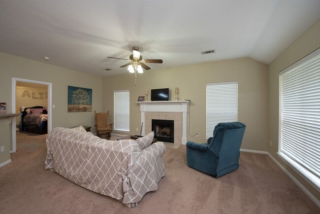 Building Photo - AUGUST PRE-LEASE!  3/3 Close to Campus - Across the Street from the Bus Stop!