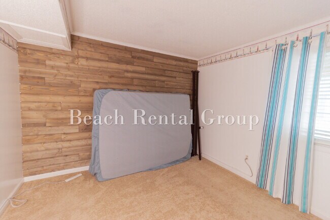 Building Photo - Furnished or Unfurnished Condo blocks from the beach