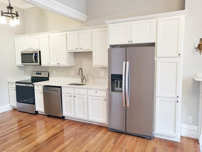 Building Photo - 387 Beacon St