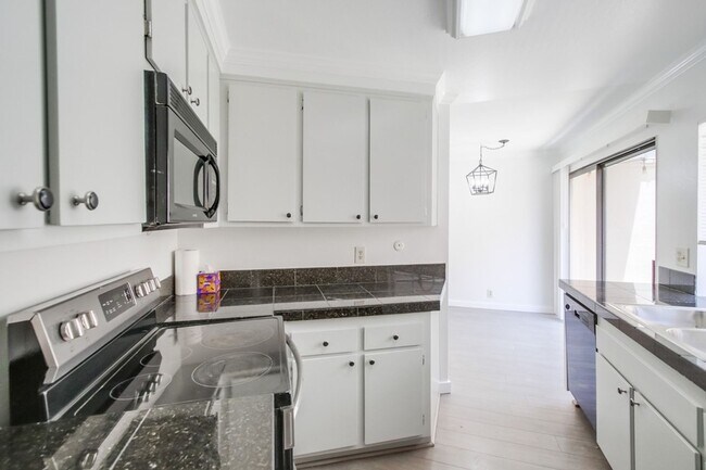 Building Photo - Spacious La Jolla Townhome in Desirable Wo...