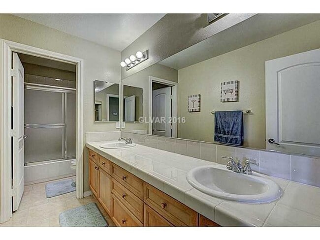 Building Photo - Stunning & Spacious Home with Park Views and Pool!