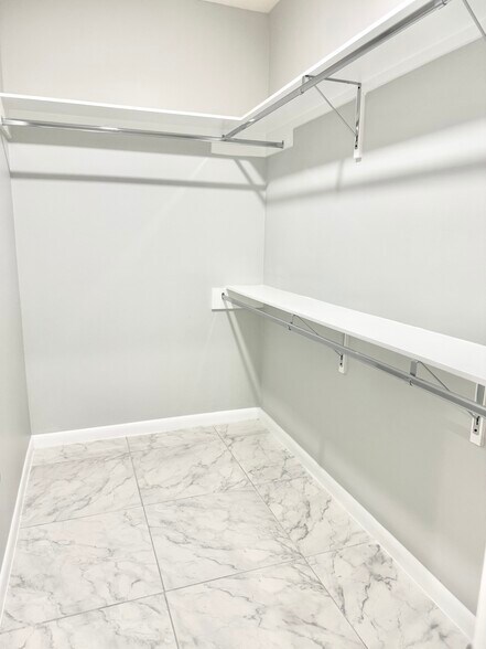 Master walk in closet - 2108 E Viviana St