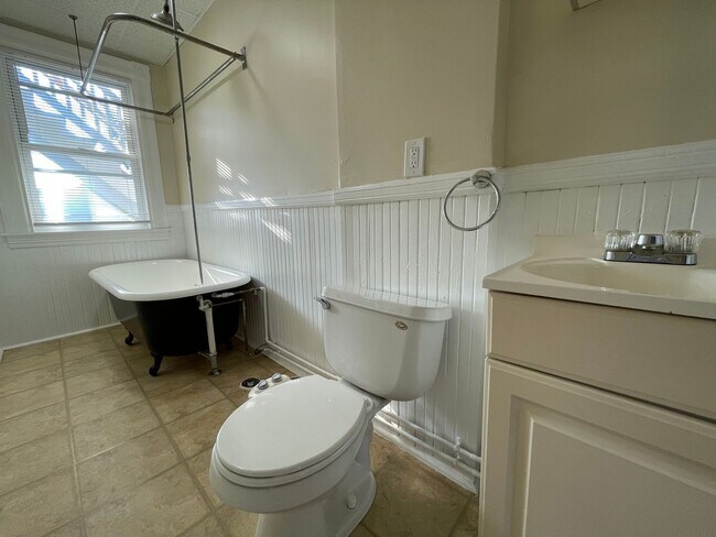 Building Photo - 68 Laval St