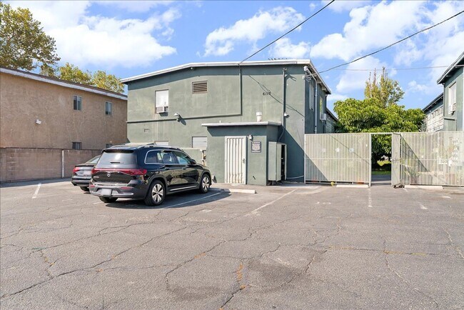 Building Photo - 6110 Cahuenga Blvd