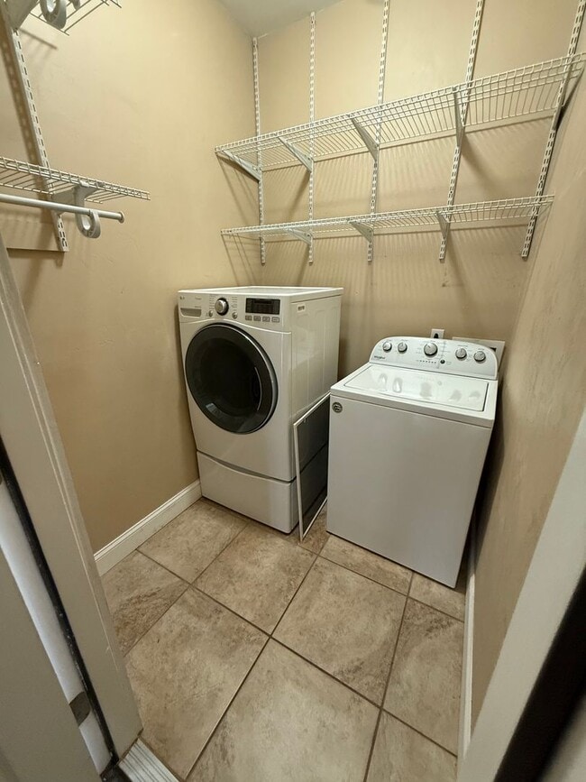 Building Photo - 4/3 House off of Bellevue! Available August 2026!