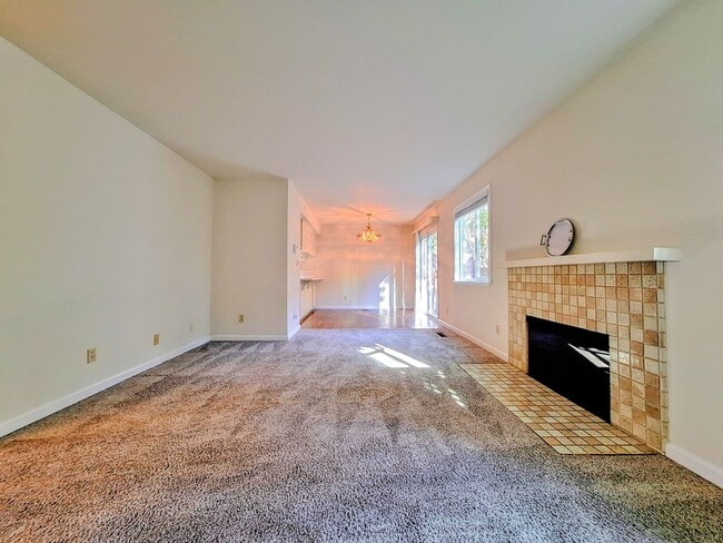 Building Photo - Beautiful Townhouse w/Laundry, Yard, Accepting Cats!