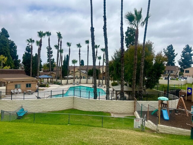 Building Photo - Newly remodeled 2 Bed/1 Bath condo with garage for rent in Paradise Hills.